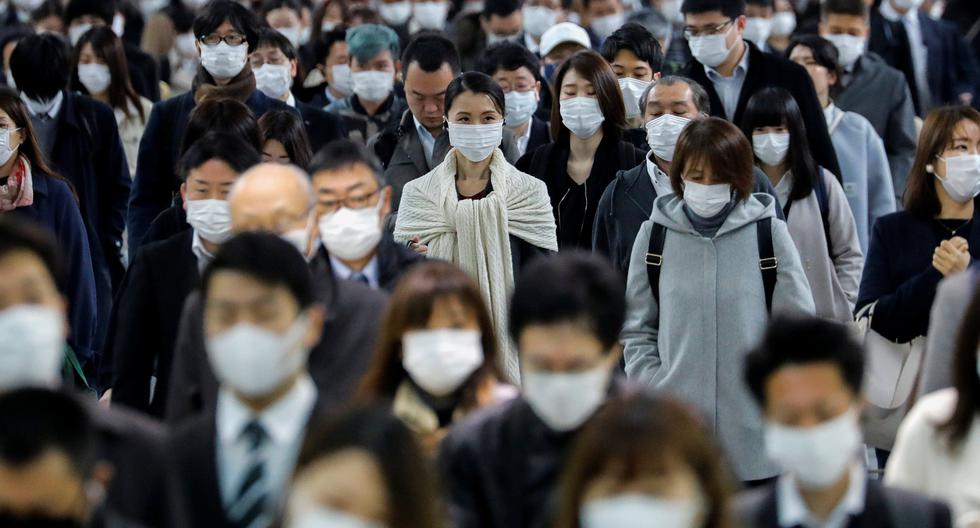 Japón ha registrado hasta hoy cerca de 13.000 personas infectadas, con unos 350 muertos. En la imagen se puede observar a decenas de personas usando mascarillas faciales en la estación de metro Shinagawa durante la hora pico. (Archivo/REUTERS/Kim Kyung- Hoon).