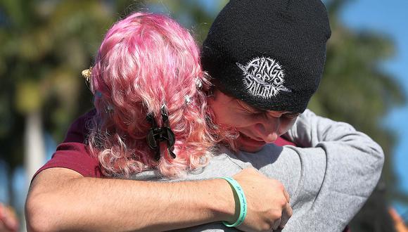 Dos sobrevivientes de la masacre de Parkland en Florida se abrazan el 14 de febrero de 2019. (Foto: AFP)