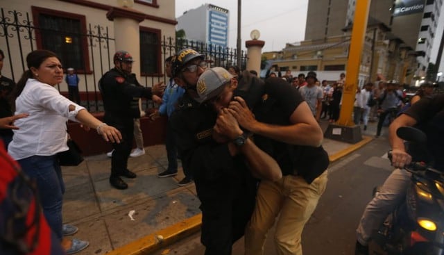 La Policía trató de reducir a los manifestantes. (Foto: Mario Zapata/El Comercio)