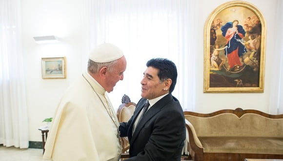 El papa Francisco saludando al futbolista retirado argentino Diego Maradona en la Ciudad del Vaticano el 12 de octubre de 2016. (Foto: STR / TELAM / AFP)