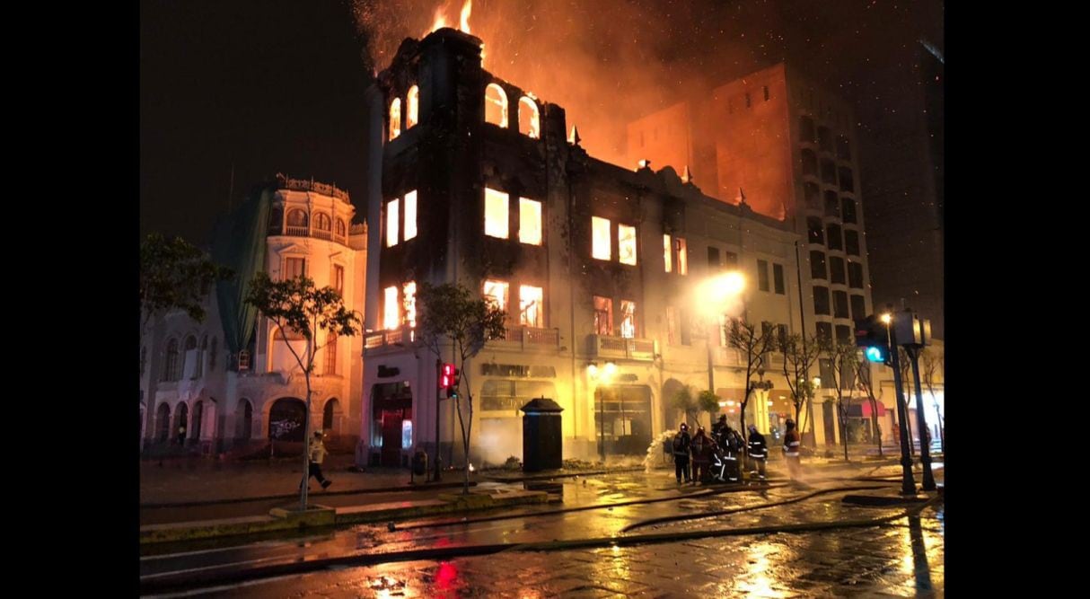 Más de 30 unidades de bomberos intentan controlar incendio en la Plaza San Martín. Fotos: Twiter: Martin Sánchez