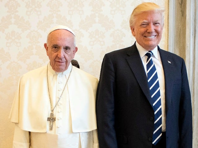 La cara que puso el Papa Francisco al recibir a Donald Trump se volvió viral en las redes.