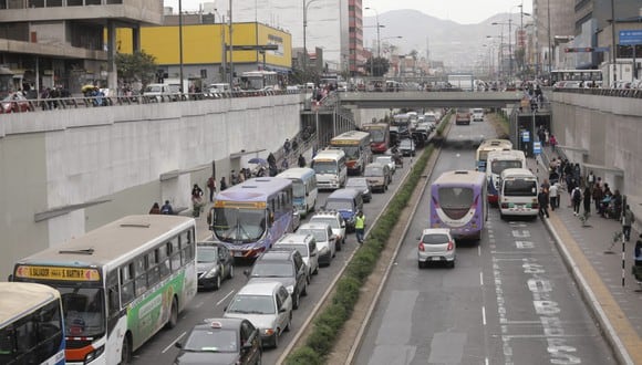 Congestión vehicular para ingreso al Centro de Lima por el segundo recorrido del Señor de los Milagros. (Foto: Britanie Arroyo / @photo.gec)