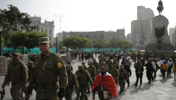 Reservistas del Ejército peruano marcharon por las calles del Centro de Lima exigiendo al Ejecutivo, beneficios a los excombatientes de la lucha contra el terrorismo. Fotos: joel Alonzo/ @photo.gec