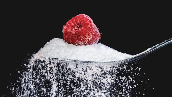 Imagen muestra una frambuesa sobre una cucharada de azúcar. (Foto: Pixabay)