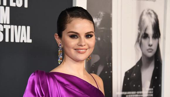 Selena Gomez no se mostró mal por mal momento que pasó con su vestido en los Emmy. (Foto: Getty)