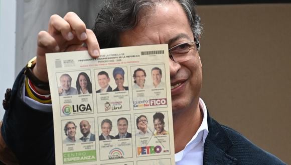 El candidato presidencial colombiano por la coalición Pacto Histórico, Gustavo Petro, muestra su papeleta mientras vota en un colegio electoral durante las elecciones presidenciales, en Bogotá el 29 de mayo de 2022. (Foto de Juan BARRETO / AFP)