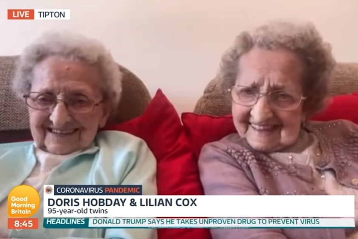 Las abuelitas de 95 años sostuvieron algo inesperado y causaron furor en la plataforma. (YouTube: Good Morning Britain)