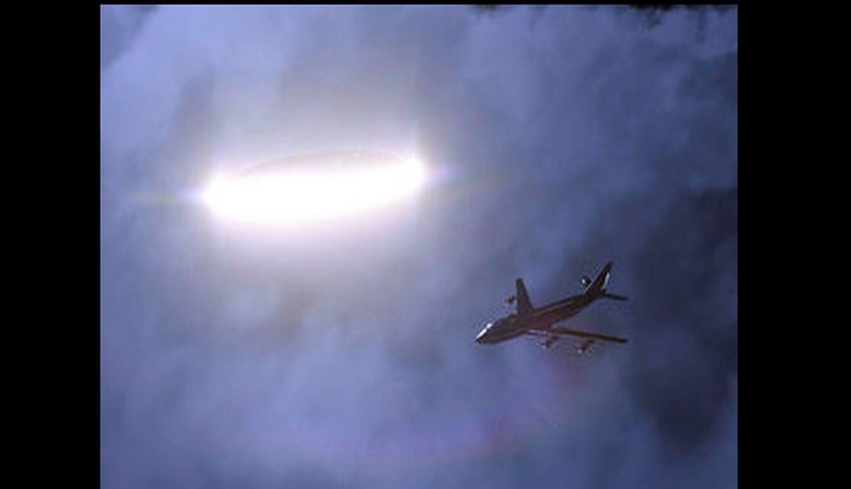 Dos pilotos de diferentes aerolíneas avistaron un OVNI mientras sobrevolaban Arizona. (Fotos: Flickr/CBS)