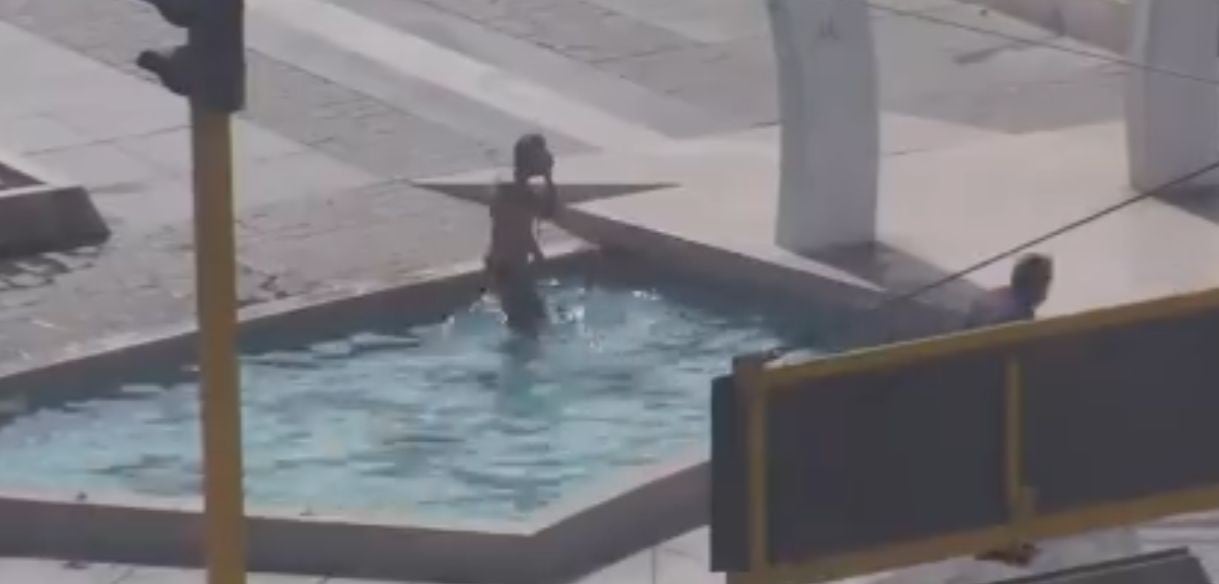 Chimbote: Hombre semidesnudo se bañó en una pileta aq plena luz del día [VIDEO]