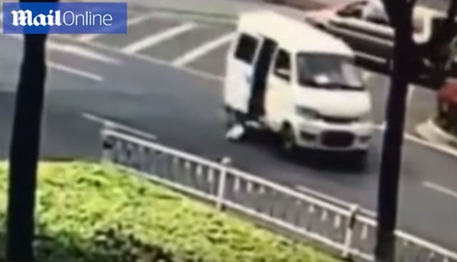Bebé cae de vehículo y sus padres no se dan cuenta
