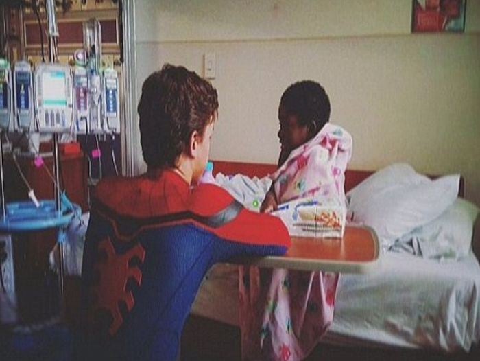 Tom Holland, el nuevo Spider-Man, muestra su lado más humano y visitas hospital de niños en Estados Unidos.