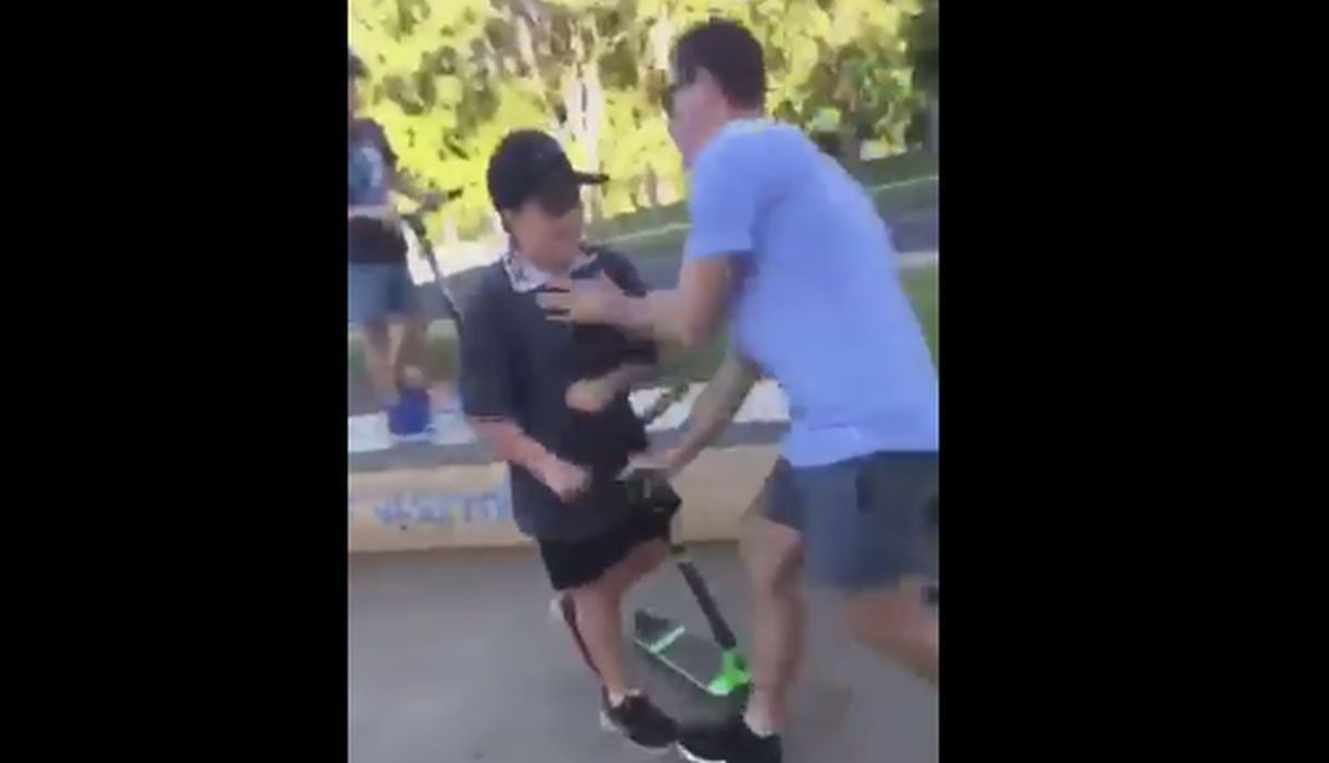 Padre golpeó y ahorcó a los menores que le hicieron bullying a su hijo en un parque. (Capturas: Facebook)