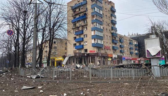 Un edificio residencial dañado por los bombarodeos atribuidos al Ejército de Rusia en la ciudad de Mariúpol. (EFE/Galyna Balabanova).