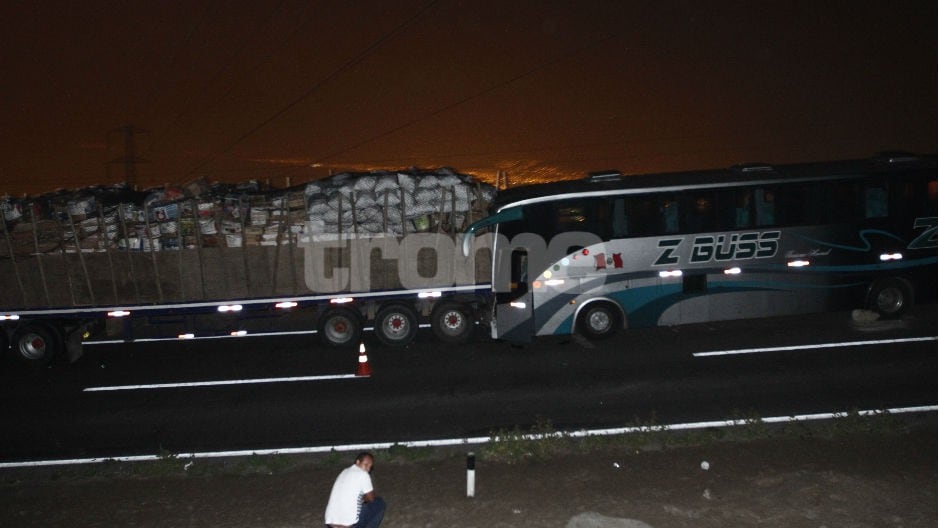 Choque en Panamericana Norte deja chofer de bus muerto.