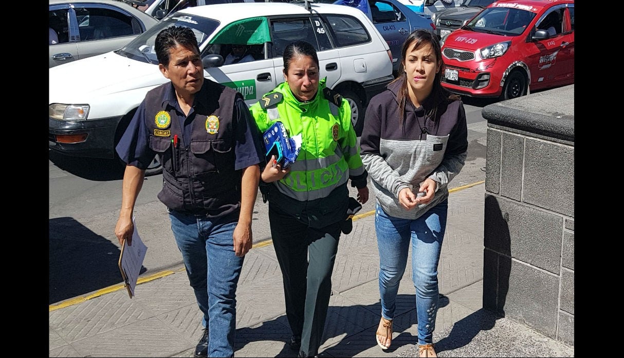 Ciudadana venezolana fue detenida tras ser sorprendida robando ropa de tienda en centro comercial. (Fotos: Trome)
