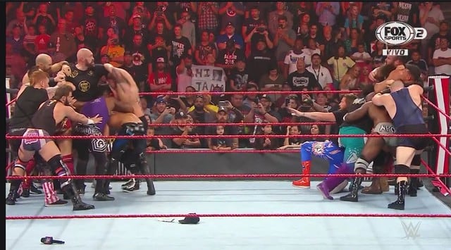 Luchadores de WWE tuvieron que contener a Tyson Fury y Braun Strowman. (Captura FOX Sports 2)