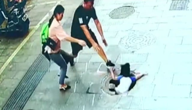 El terrible momento en el que un niño cae por una alcantarilla en China. (Foto: captura de video)