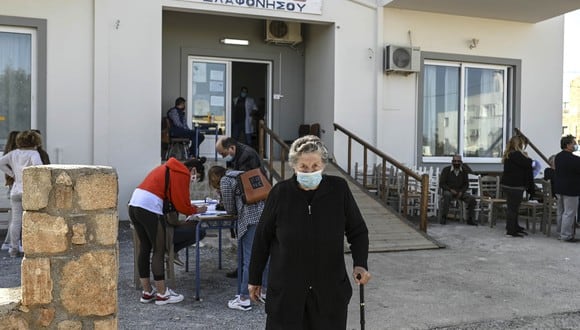 Un residente abandona el centro de salud de Elafonissos luego de ser vacunado contra Covid-19, en la isla Elafonissos, Grecia. (Foto: ARIS MESSINIS / AFP)