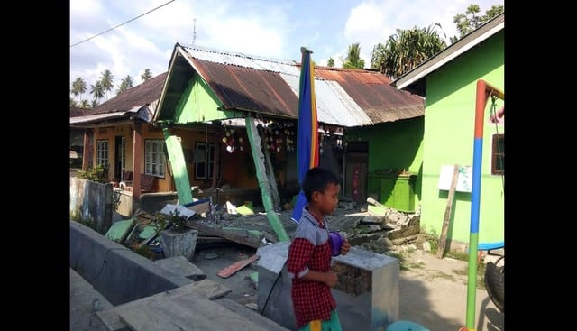 Varias personas murieron tras el terremoto de magnitud 7,5 grados que sacudió esta mañana la isla de Célebes, en Indonesia. (Fotos: Agencias)