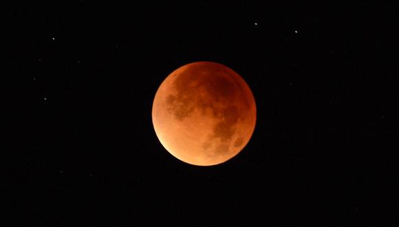 Una "superluna" color roja se ve en Trébons-sur-la-Grasse a primeras horas del 28 de septiembre de 2015 (Foto: Remy Gabalda / AFP)