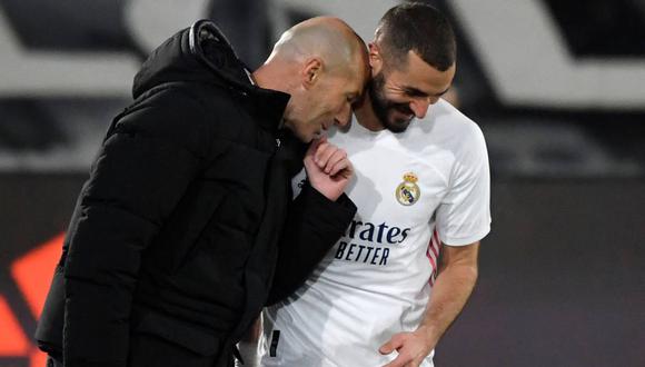 Karim Benzema se despidió de Zinedine Zidane. (Foto: AFP)