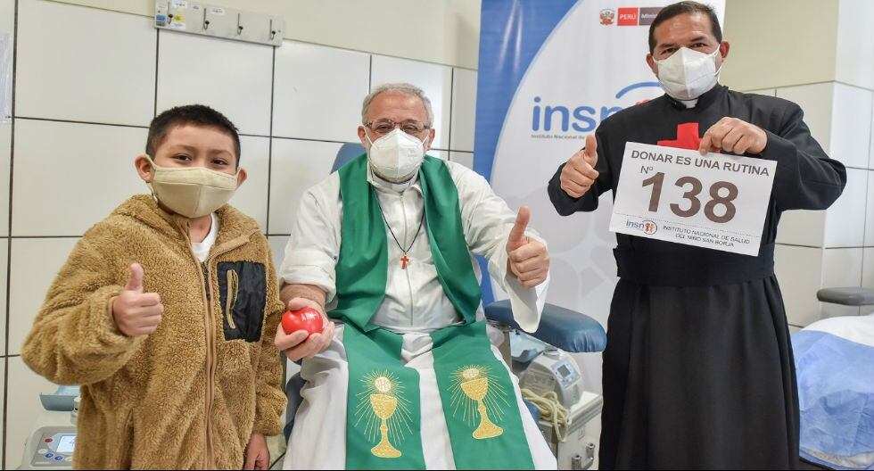 Sacerdote español Mateo Bautista García ha donado sangre 138 veces. La donación de sangre de un adulto puede ayudar a salvar la vida de tres niños. (Foto INSN - San Borja)