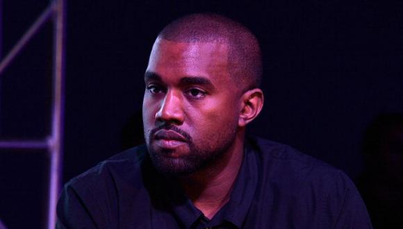 Los fanáticos de Kanye West tienen que rebuscar en un montón de ropa para adquirir una prenda.(Foto: Getty Images)