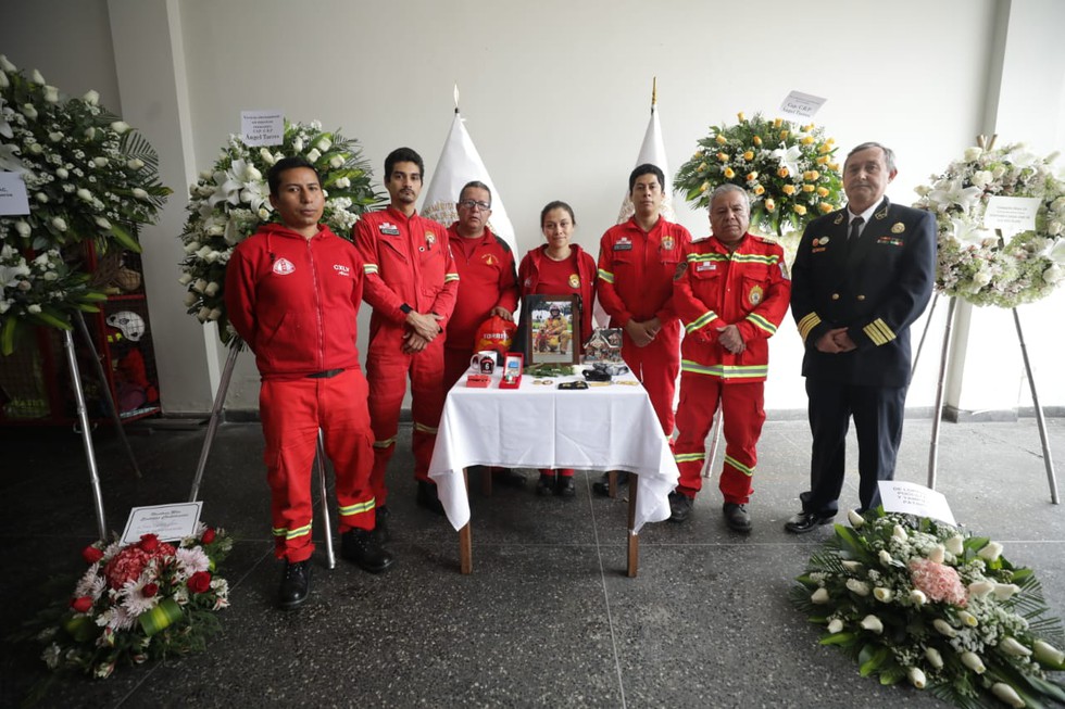 Bomberos de la compañía Garibaldi 6 rinden homenaje a Ángel Torres, bombero fallecido en la tragedia del aeropuerto Jorge Chávez. Foto: Britanie Arroyo / @photo.gec