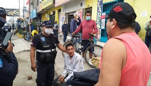 Serenos de Comas capturaron a dos delincuentes que robaban en los paraderos. | Foto: Difusión