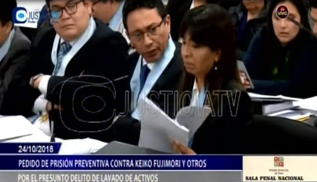 Giuliana Loza, abogada de Keiko Fujimori, no le agradó que el juez Richard Concepción Carhuancho le diera poco tiempo para leer un documento, pues quería que suspendan la audiencia. (Capturas: Justicia TV)