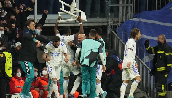 David Alaba celebró la remontada del Real Madrid con una silla. (Foto: Tw @RealMadrid)