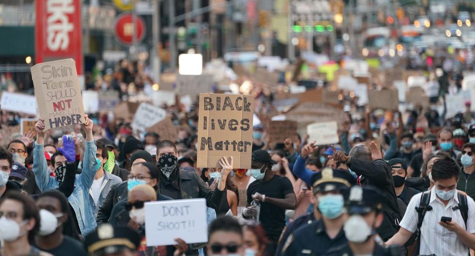 Imagen referencial. Las personas se manifiestan en Times Square (Nueva York) por la muerte de George Floyd. Archivo del 31 de mayo de 2020. (Bryan R. Smith / AFP).