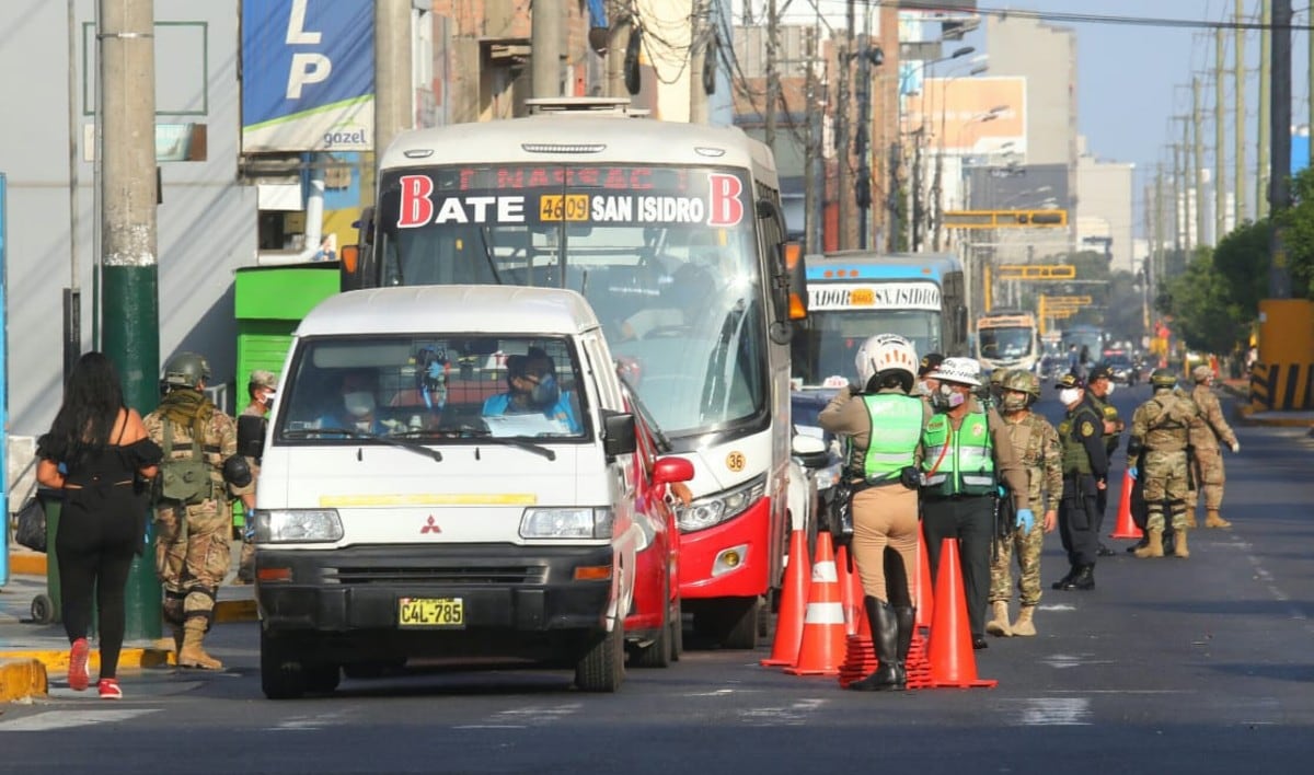 Las autoridades intervinieron buses y autos. (Foto: Gonzalo Córdova/GEC)
