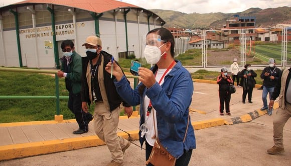 Luego del desayuno familiar en Andahuaylillas, la candidata de Juntos por el Perú, Verónika Mendoza, se dirigió al Cusco a votar en el colegio Diego Quispe Tito, en el distrito de San Sebastián.