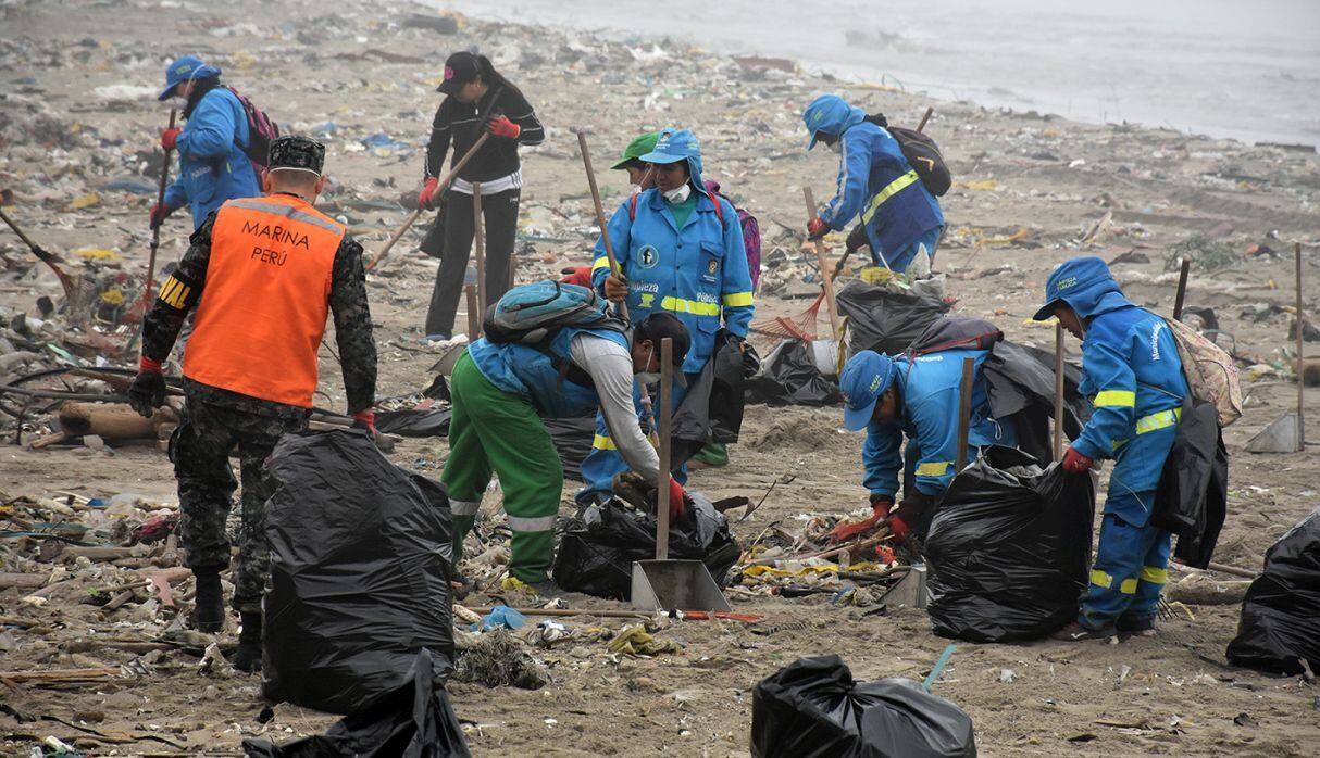 En la jornada de limpieza participaron vecinos, miembros de la Marina de Guerra del Perú, ambientalistas y personal de la Municipalidad de Ventanilla. (Difusión)