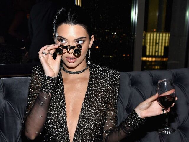 Kendall Jenner se presentó en la fiesta de aniversario de Harper's Bazaar. (Trome.pe / AFP)