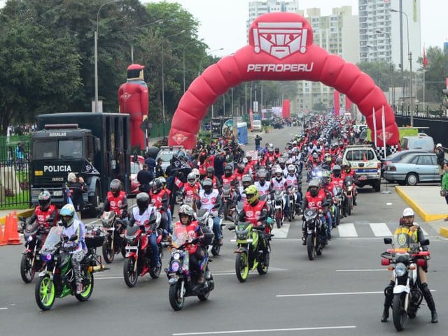 A lo largo de 33 km. miles de motociclistas recorrieron las principales calles de la ciudad formando nuestra bandera peruana.