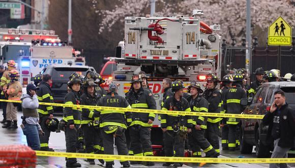 Funcionarios del Departamento de Policía y Bomberos de la ciudad de Nueva York en la escena de un tiroteo múltiple reportado en una estación de metro de la ciudad de Nueva York. (Foto: EFE/EPA/JUSTIN LANE)
