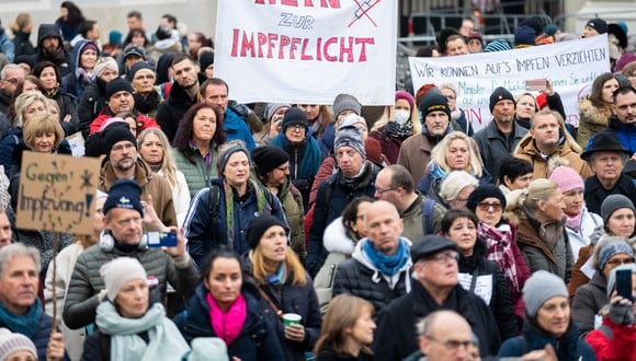 Un manifestante sostiene un cartel que dice 'No a la vacunación obligatoria' durante una protesta contra la vacunación en la Ballhausplatz en Viena, Austria, el 14 de noviembre de 2021. (Foto: GEORG HOCHMUTH / APA / AFP)
