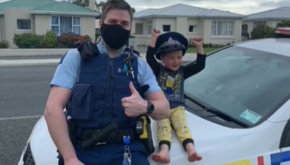 La policía de Nueva Zelandia entró en acción para acudir a la casa de un niño de 4 años con el objetivo de verificar si sus juguetes eran geniales. (Foto: Child calls 111)