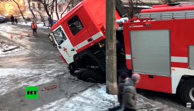El vehículo no pudo llegar al lugar de la emergencia tras quedar atascado en medio de la calle. (RT en Español / YouTube)<br>