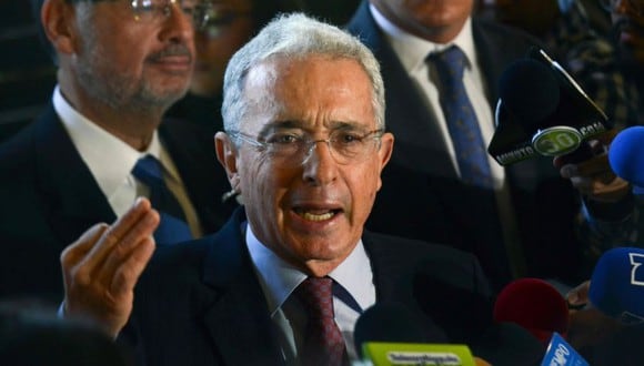 El ex presidente colombiano (2002-2010) y senador Álvaro Uribe Vélez responde preguntas durante una conferencia de prensa en su residencia en Rionegro, departamento de Antioquia, Colombia.  (AFP/JOAQUIN SARMIENTO).