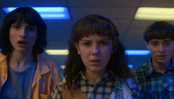 Finn Wolfhard (Mike Wheeler) Millie Bobby Brown (Eleven) y Noah Schnapp (Will Byers) en una escena de "Stranger Things" 4. (Foto: Netflix)