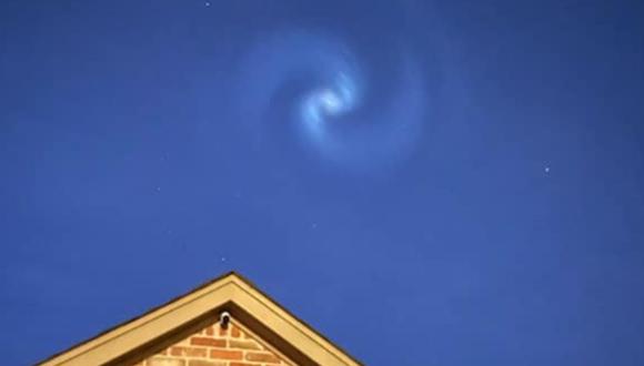 Miles de personas fotografiaron el momento único. El fenómeno tiene una explicación en el lanzamiento de un cohete SpaceX.| Foto: Meteorologist Lacey Swope