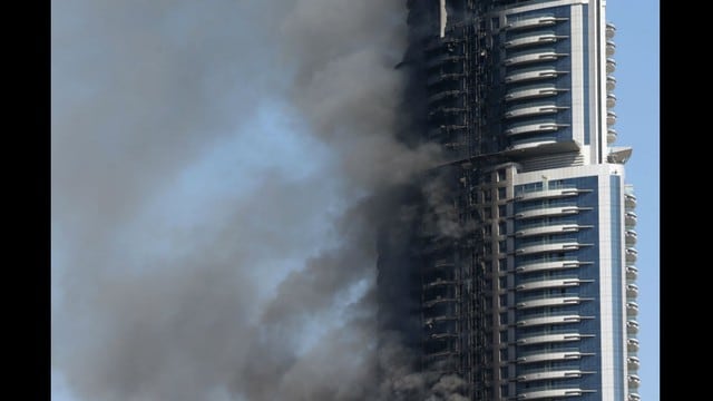 Los bomberos controlaron el incendio que repentinamente envolvió en llamas uno de los rascacielos más importantes de Dubái durante la víspera de Año Nuevo. (Fotos: Agencias)