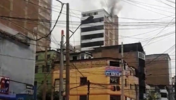 Varias personas ya han sido rescatadas del incendio en la galería de Gamarra. No obstante, los bomberos están subiendo piso por piso para verificar que no hay comerciantes o trabajadores atrapados.(Twiiter)