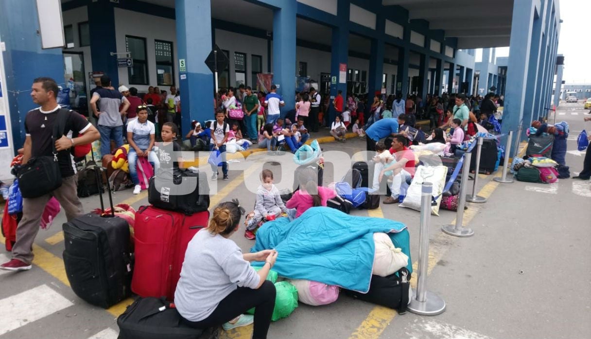 Crece el flujo de venezolanos en frontera con Ecuador a tan solo dos días del requerimiento de visa. Foto: Trome Regiones