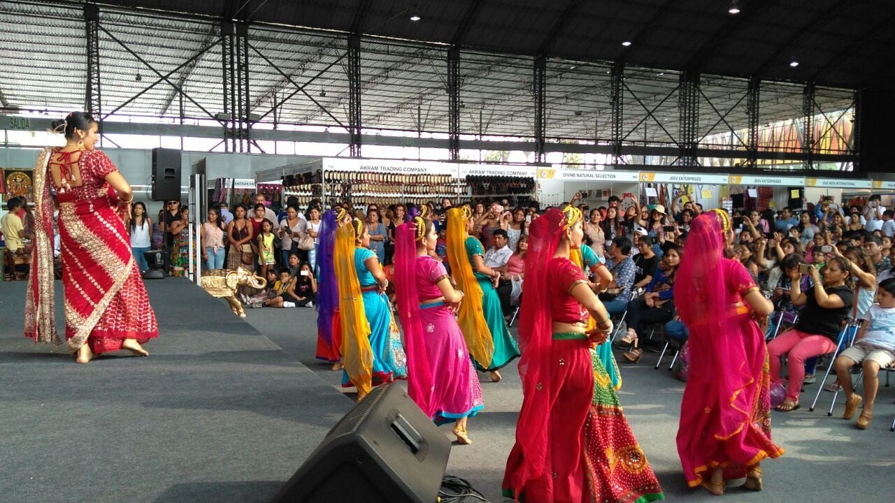 Feria de la India con lo mejor de sus productos, prendas de vestir y danzas.