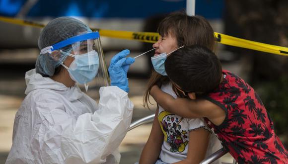 Pese a que ya vacunó a más del 36% de su población contra el COVID-19, hoy Uruguay reportó un nuevo récord de muertes por la pandemia. (Foto: AP)